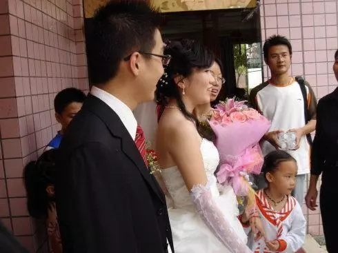 兒子剛結婚,吃飯時兒媳發脾氣,讓她婆婆以後別再過去吃飯了!
