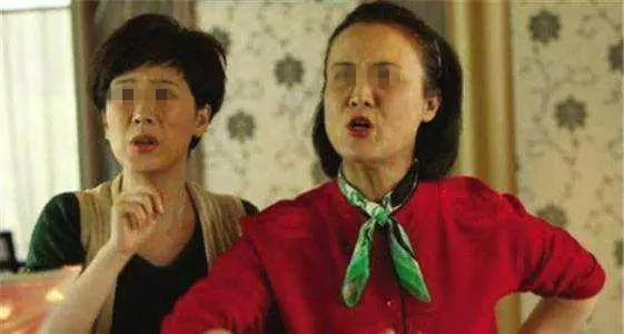 兒子剛結婚,吃飯時兒媳發脾氣,讓她婆婆以後別再過去吃飯了!