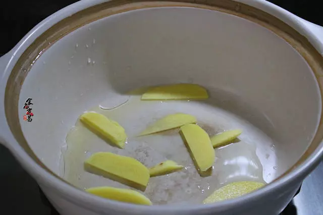 排骨和它用砂鍋燉,軟爛入味,又鮮又香!