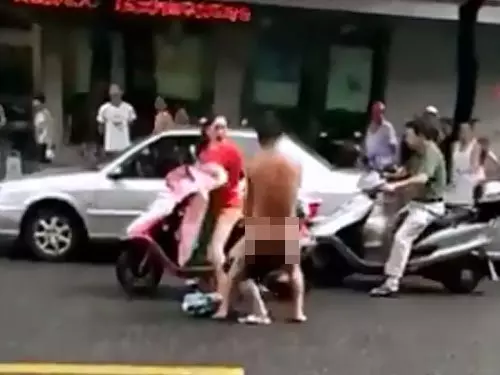 裸男狂抱摩哆后座童 路人蜂擁而上圍攻