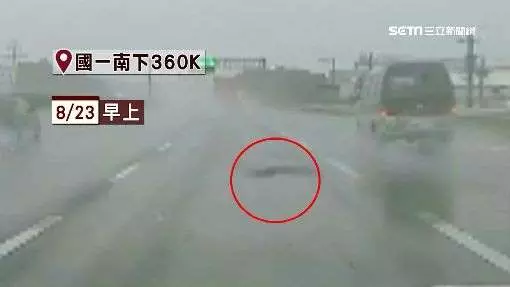 一晚50車爆胎！國道坑洞成輪胎殺手 