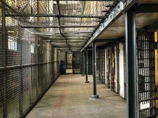 狂毆男嬰害截肢!狠父入獄險遭人打死