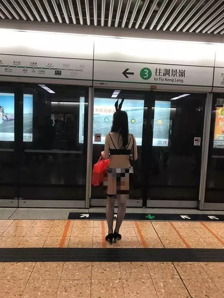 路人全看傻！兔女郎出沒港鐵…神情淡然 網：這下真紅了