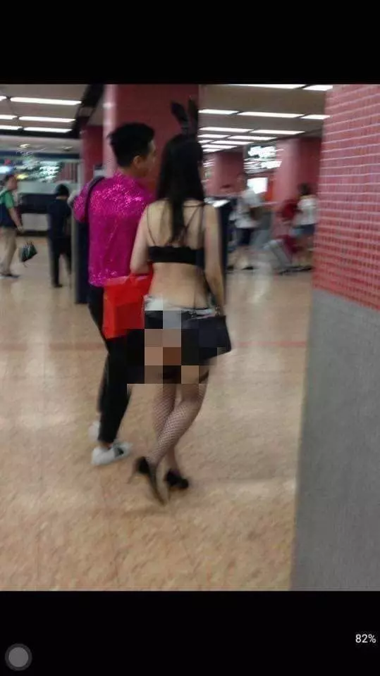 路人全看傻！兔女郎出沒港鐵…神情淡然 網：這下真紅了
