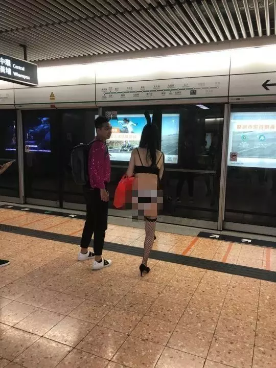 路人全看傻！兔女郎出沒港鐵…神情淡然 網：這下真紅了