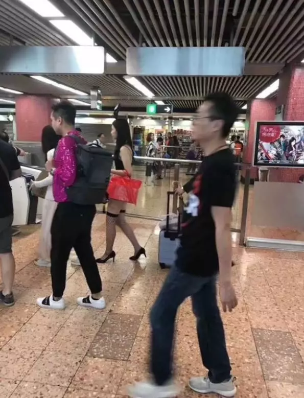 路人全看傻！兔女郎出沒港鐵…神情淡然 網：這下真紅了