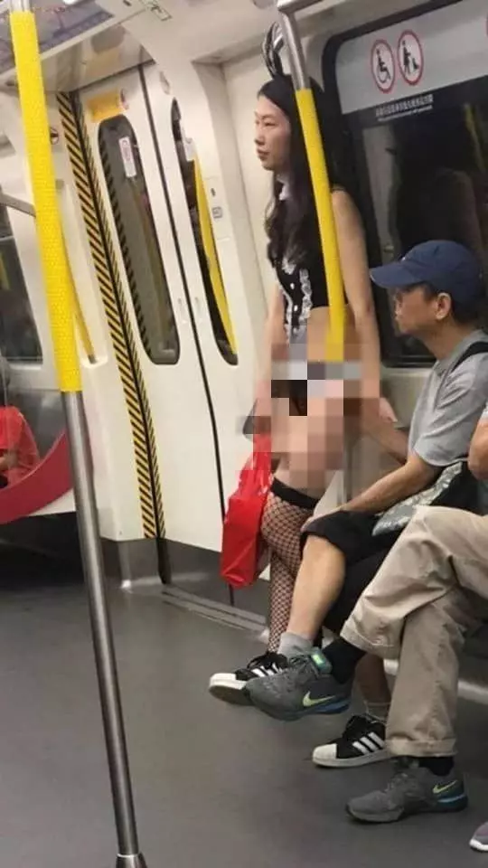 路人全看傻！兔女郎出沒港鐵…神情淡然 網：這下真紅了