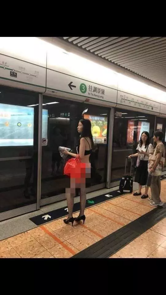 路人全看傻！兔女郎出沒港鐵…神情淡然 網：這下真紅了