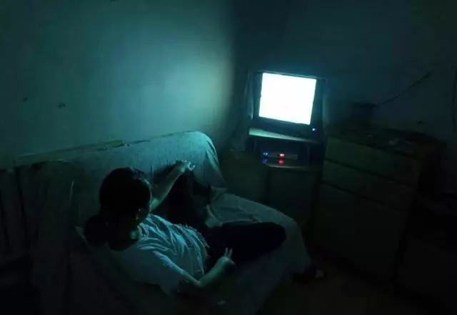 千萬別熬夜了20歲女孩深夜追劇險「毀」容