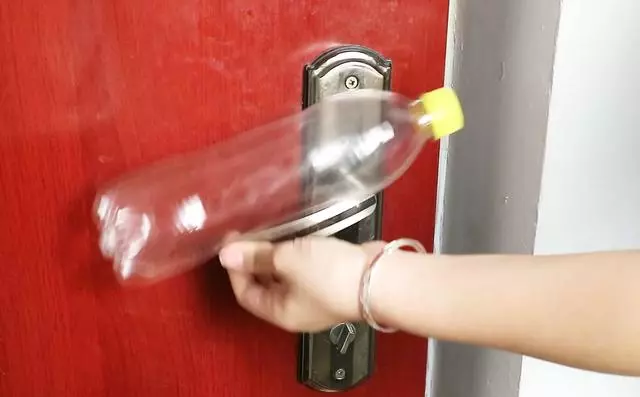 睡覺前掛一個塑料瓶太實用了,很多人還不知道,都試一試吧