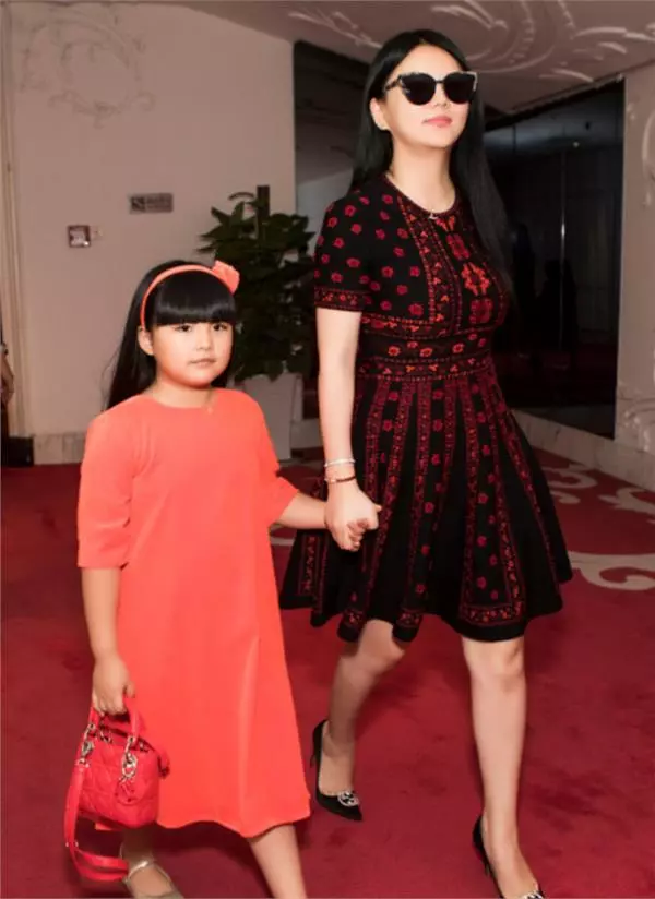 李湘女兒遇上劉德華女兒,差距一目了然,這就是豪門土豪的差距?