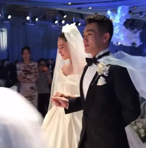 張馨予穿婚紗執手何捷幸福難掩,臉部發福小腹緊繃孕味明顯!