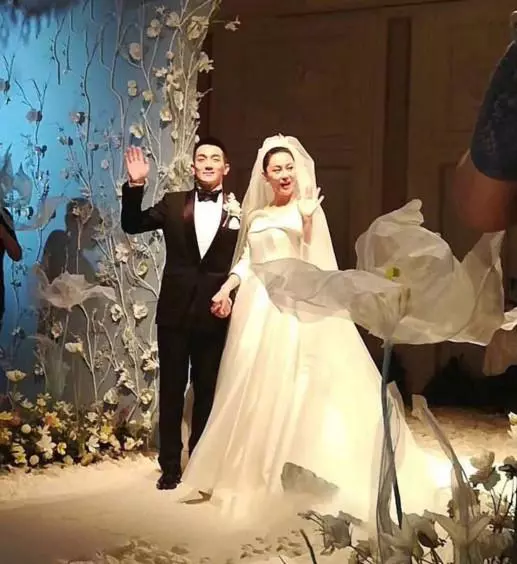 張馨予穿婚紗執手何捷幸福難掩,臉部發福小腹緊繃孕味明顯!