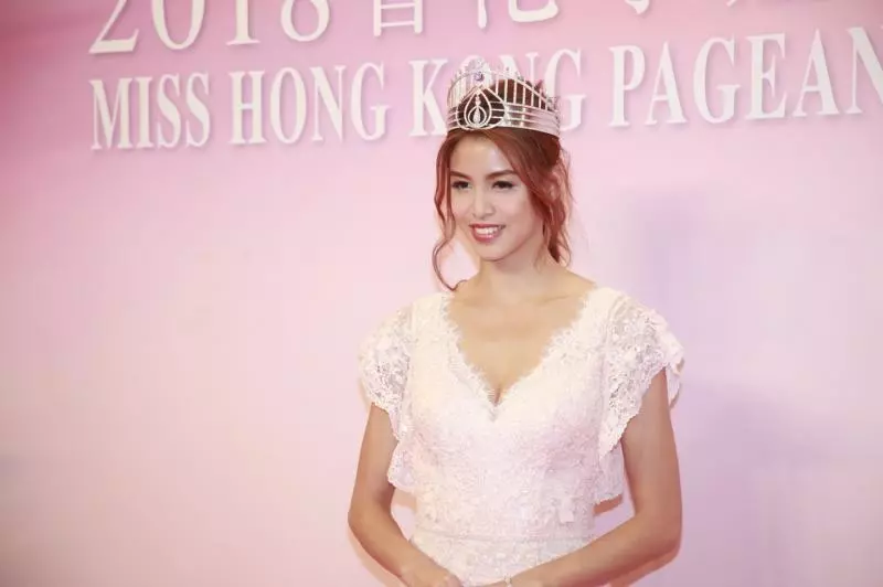台下美過台上! 港姐2018爭霸戰⚡出席女明星打扮到整隻雀醬, 露到最誇張的就是人妻陳凱琳!