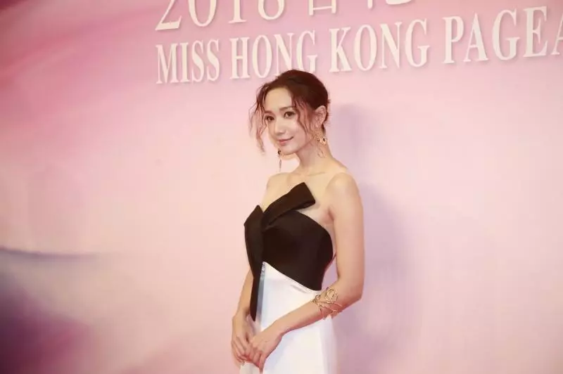 台下美過台上! 港姐2018爭霸戰⚡出席女明星打扮到整隻雀醬, 露到最誇張的就是人妻陳凱琳!