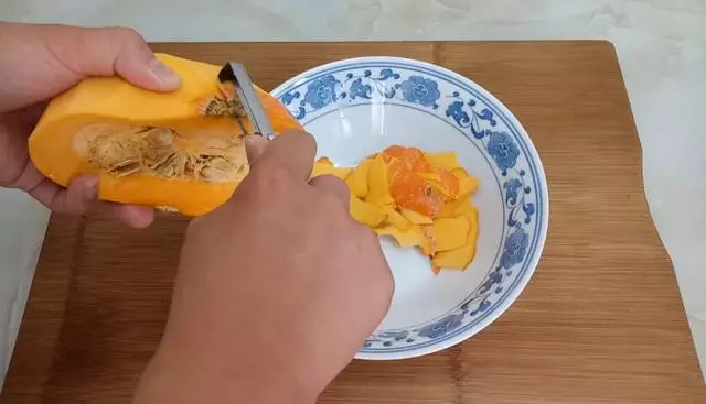 南瓜又出新吃法,不用熬粥,做出來比雞米花都好吃,邊吃邊流口水