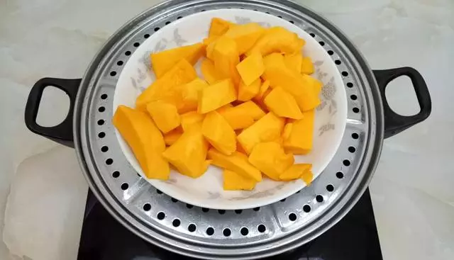 南瓜又出新吃法,不用熬粥,做出來比雞米花都好吃,邊吃邊流口水