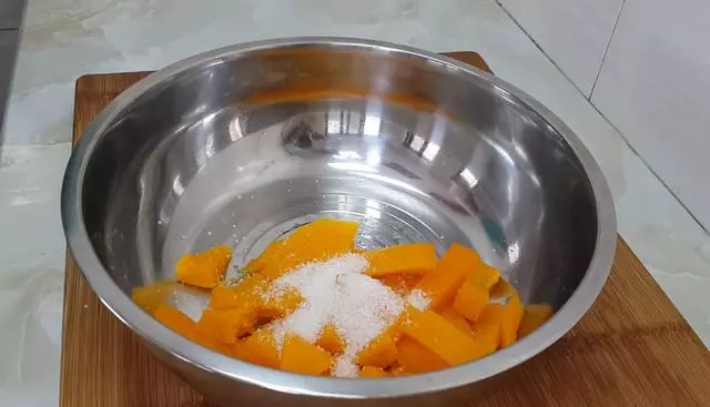 南瓜又出新吃法,不用熬粥,做出來比雞米花都好吃,邊吃邊流口水