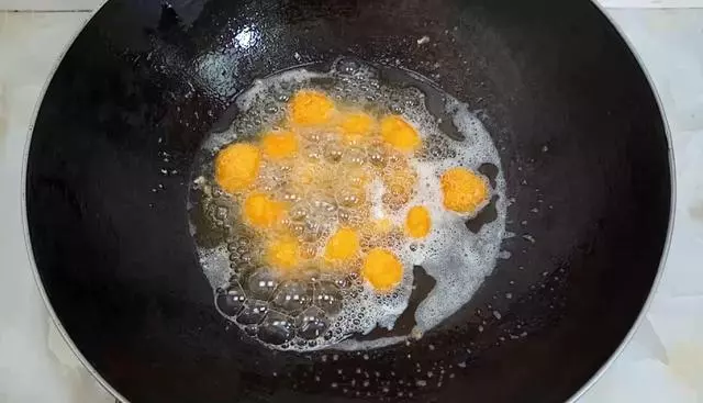 南瓜又出新吃法,不用熬粥,做出來比雞米花都好吃,邊吃邊流口水