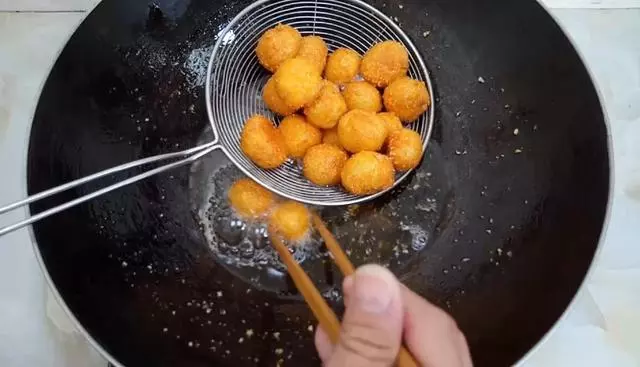 南瓜又出新吃法,不用熬粥,做出來比雞米花都好吃,邊吃邊流口水