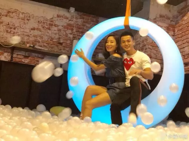 楊怡和羅仲謙一起開派對慶生,夫妻倆要多甜蜜有多甜蜜~