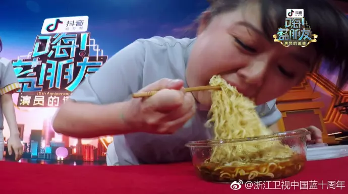 好嚇人!細細粒30秒 吞5人份泡麵!