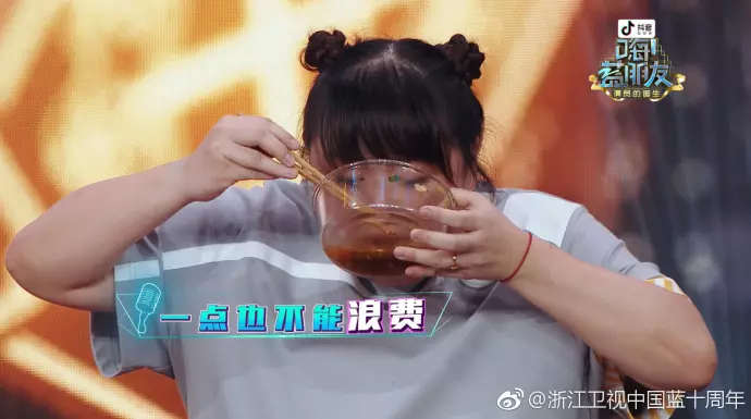 好嚇人!細細粒30秒 吞5人份泡麵!