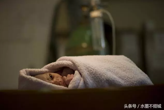 妻子生孩子,我媽洗一個月尿布,一次沒抱著孫子,丈母娘不許她抱