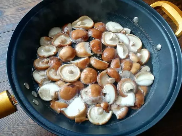 香菇這樣做太好吃了,外面吃不到,一點肉也沒放,好吃到停不下來!