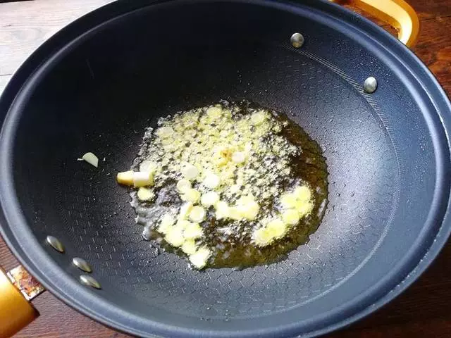 香菇這樣做太好吃了,外面吃不到,一點肉也沒放,好吃到停不下來!