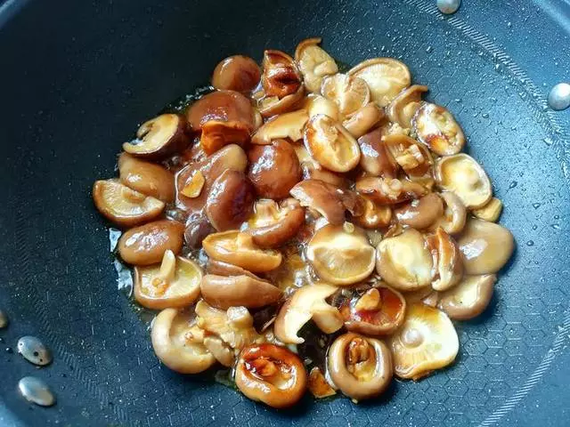 香菇這樣做太好吃了,外面吃不到,一點肉也沒放,好吃到停不下來!
