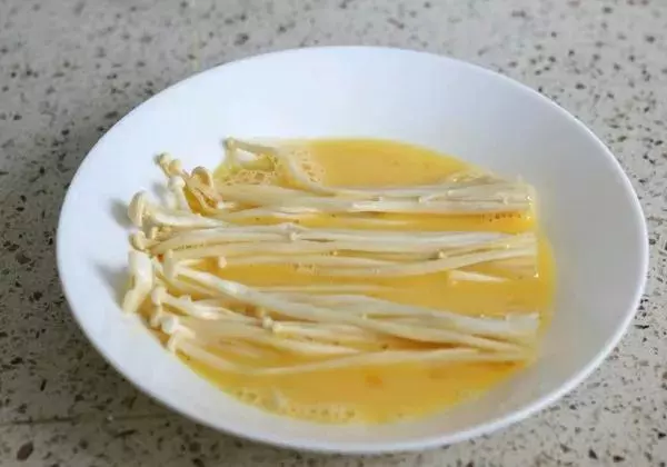 椒鹽金針菇,咬下去滿口酥脆,孩子一個人能吃一大盤!