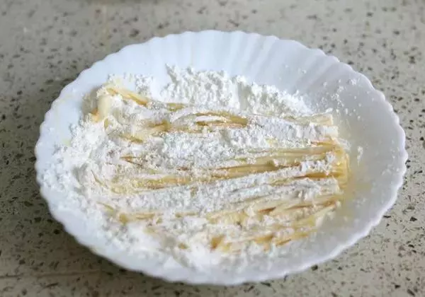 椒鹽金針菇,咬下去滿口酥脆,孩子一個人能吃一大盤!