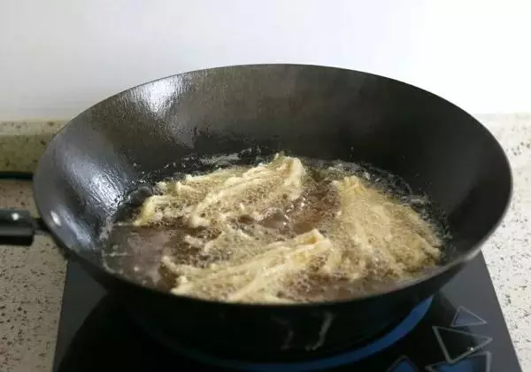 椒鹽金針菇,咬下去滿口酥脆,孩子一個人能吃一大盤!