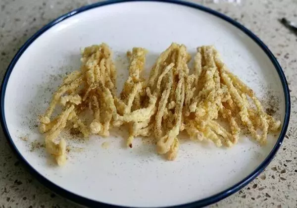 椒鹽金針菇,咬下去滿口酥脆,孩子一個人能吃一大盤!
