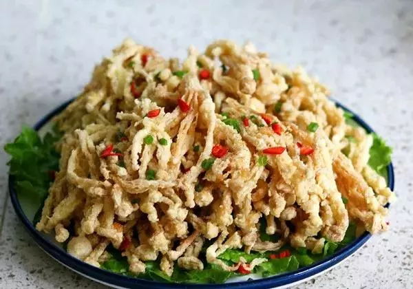椒鹽金針菇,咬下去滿口酥脆,孩子一個人能吃一大盤!