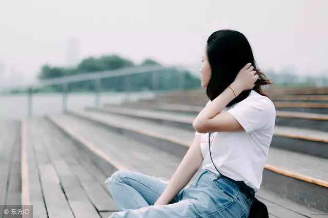 前妻準備再婚,我在她家等了一晚上,一條簡訊讓我淚如雨下