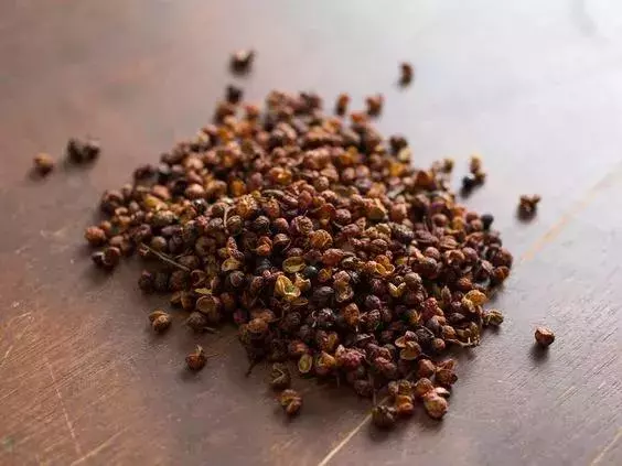 1把花椒能治4種病,趕走一身濕氣,80歲也無白髮!