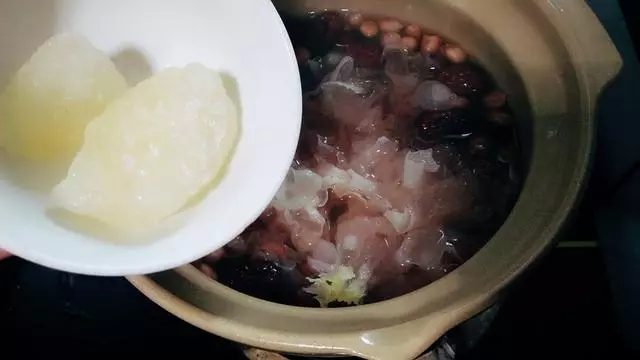 原來是「水」放錯了,難怪熬銀耳湯出膠不多,不懂快來學
