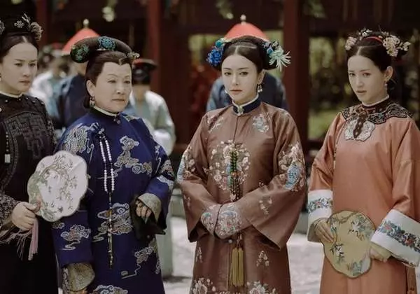 《延禧攻略》女主角魏瓔珞和宮女明玉素顏曝光,網友驚呼「明玉根本是初戀臉啊!」