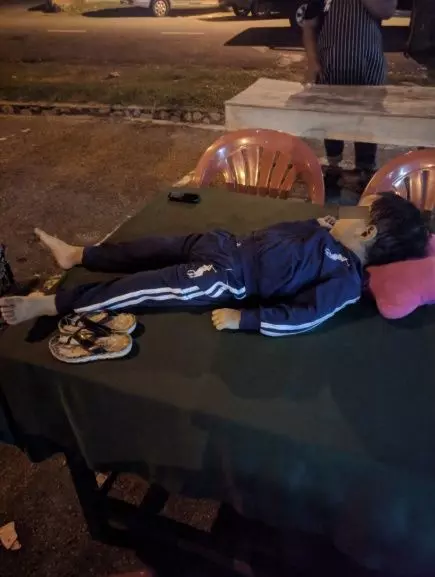 【半夜12am才想起!】大馬「糊塗爸媽」竟然把3歲兒子遺忘在麻六甲烤魚餐廳!