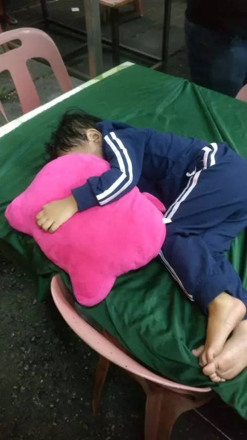 【半夜12am才想起!】大馬「糊塗爸媽」竟然把3歲兒子遺忘在麻六甲烤魚餐廳!