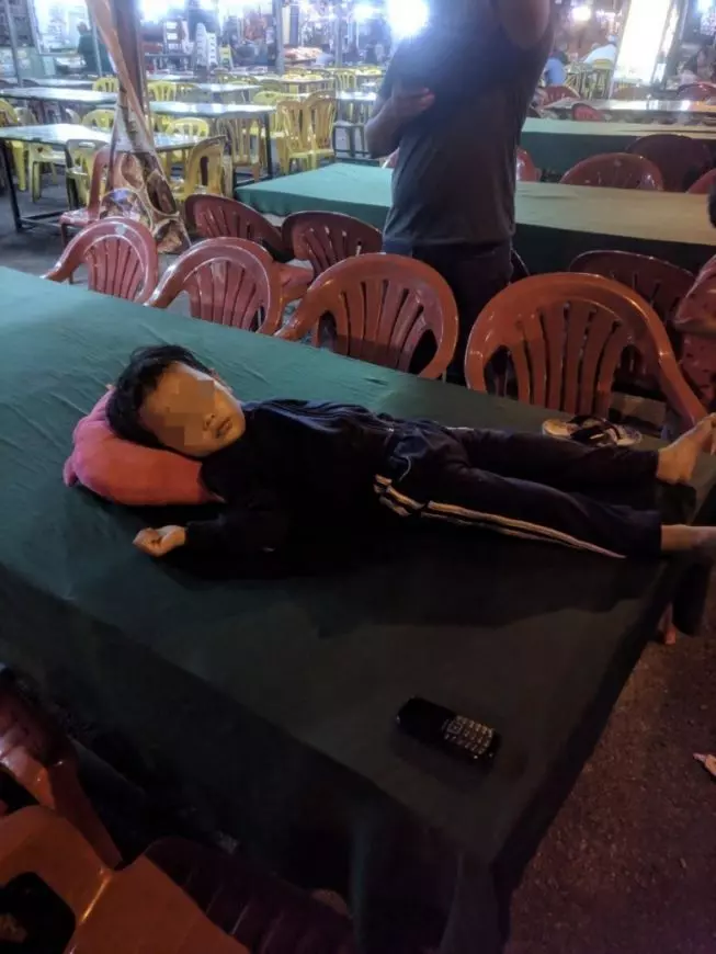 【半夜12am才想起!】大馬「糊塗爸媽」竟然把3歲兒子遺忘在麻六甲烤魚餐廳!