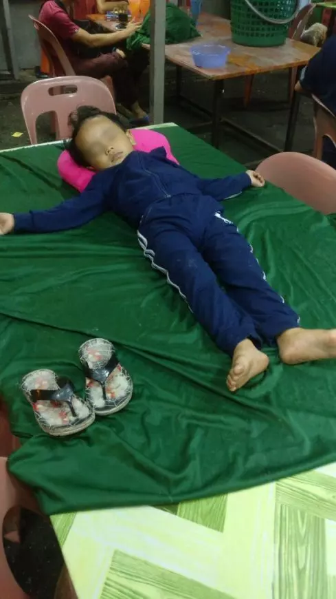 【半夜12am才想起!】大馬「糊塗爸媽」竟然把3歲兒子遺忘在麻六甲烤魚餐廳!