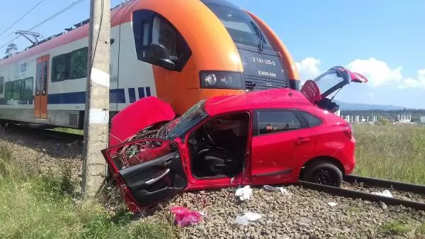 少女考車被火車撞死 監考官跳車保命被批評