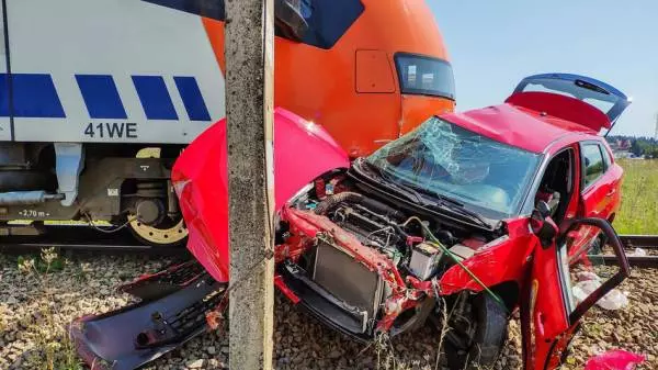 少女考車被火車撞死 監考官跳車保命被批評
