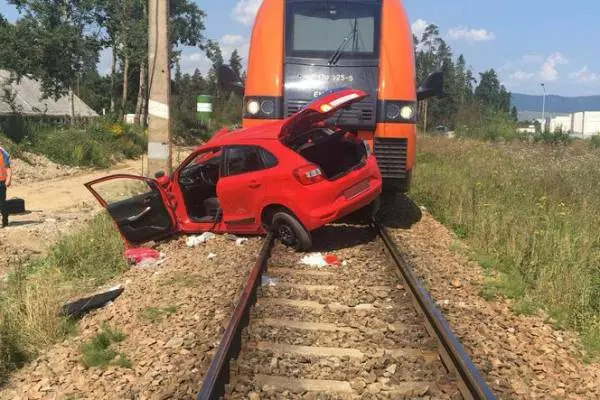 少女考車被火車撞死 監考官跳車保命被批評