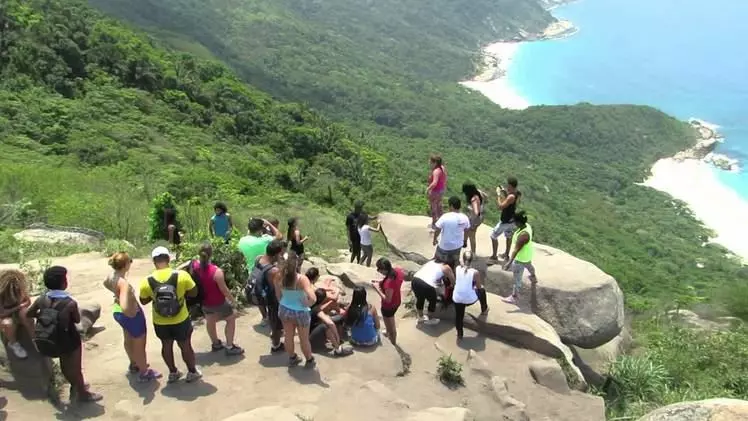 生死一瞬間!這對情侶為拍「搏命照」 竟掛在懸崖邊!?鏡頭一拉遠…笑了!