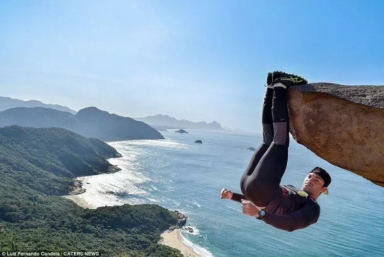 生死一瞬間!這對情侶為拍「搏命照」 竟掛在懸崖邊!?鏡頭一拉遠…笑了!