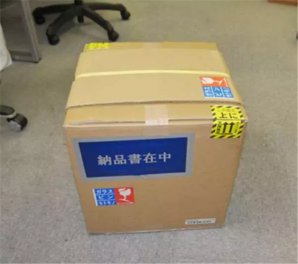網友花8萬買下「巨無霸星巴克杯子」,他滿懷期待捧著它去買咖啡「店員竟然直接...」
